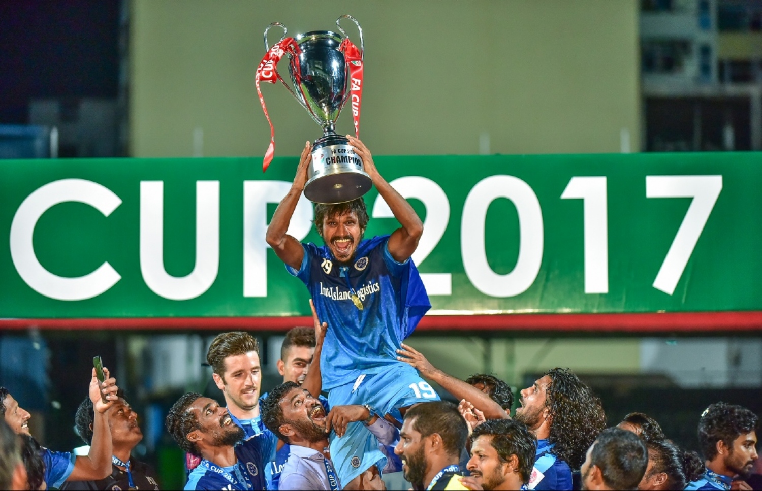 ނިއު ރޭޑިއަންޓުން 2017 ގެ އެފްއޭއެ ކަޕްގެ ތަށި އުފުލާލިރު ނިއުގެ ކުޅުންތެރިން ހޮކޭ އުފުލާލައިގެން --- ފައިލް ފޮޓޯ