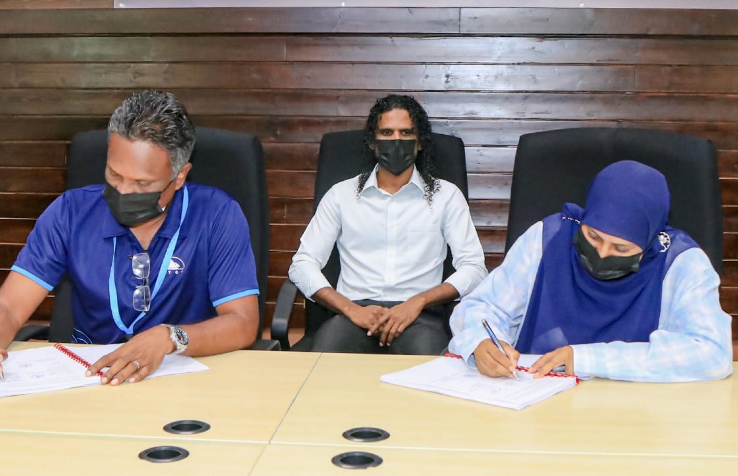 ގއ. ދާންދޫ ބަނދަރު ބޮޑުކުރުމުގެ މަސައްކަތް އެމްޓީސީސީއާ ހަވާލުކުުރުމަށް ޕްލޭނިން މިނިސްޓްރީގައި ބޭއްވި ރަސްމިއްޔާތު.-- ފޮޓޯ: ޕްލޭނިން މިނިސްޓްރީ