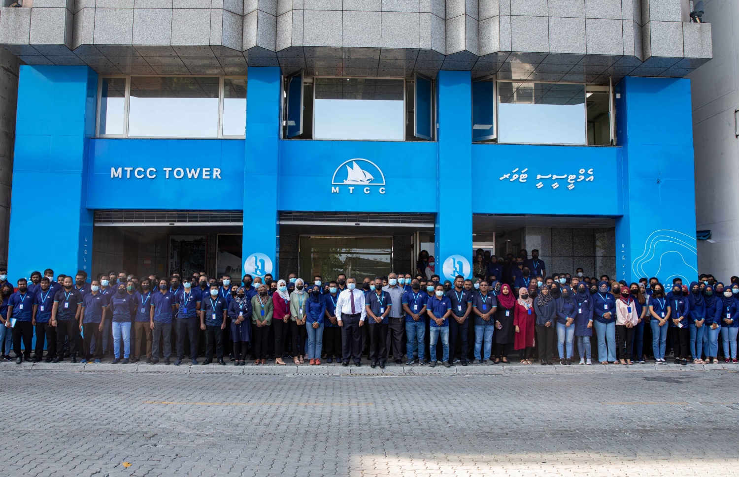 އެމްޓީސީސީގެ މެނޭޖިން ޑިރެކްޓަރު އާޒިމް އެކުންފުނީގެ މުވައްޒަފުންނާ އެކު ފޮޓޯއަކަށް ހުއްޓިގެން--ފޮޓޯ:އެމްޓީސީސީ