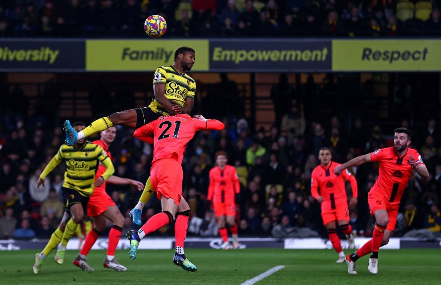 ނޯރިޗްގެ އޭރިއާތެރެއަށް ހުރަސްވި ބޯޅައެއް ބޮލުން ޖަހަން ޑެނިސް މަސައްކަތް ކުރަނީ.-- ފޮޓޯ: އޭއެފްޕީ