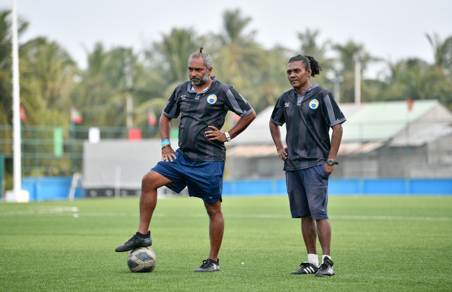 ވެލެންސިއާގެ ކޯޗް ހީނާ އާއި އެސިސްޓެންޓް ކޯޗް އިލްމާއު ހުސައިން (މައު) ޓީމުގެ ޕްރެކްޓިހުގައި --- ފޮޓޯ: ނިޝާން އަލީ | މިހާރު