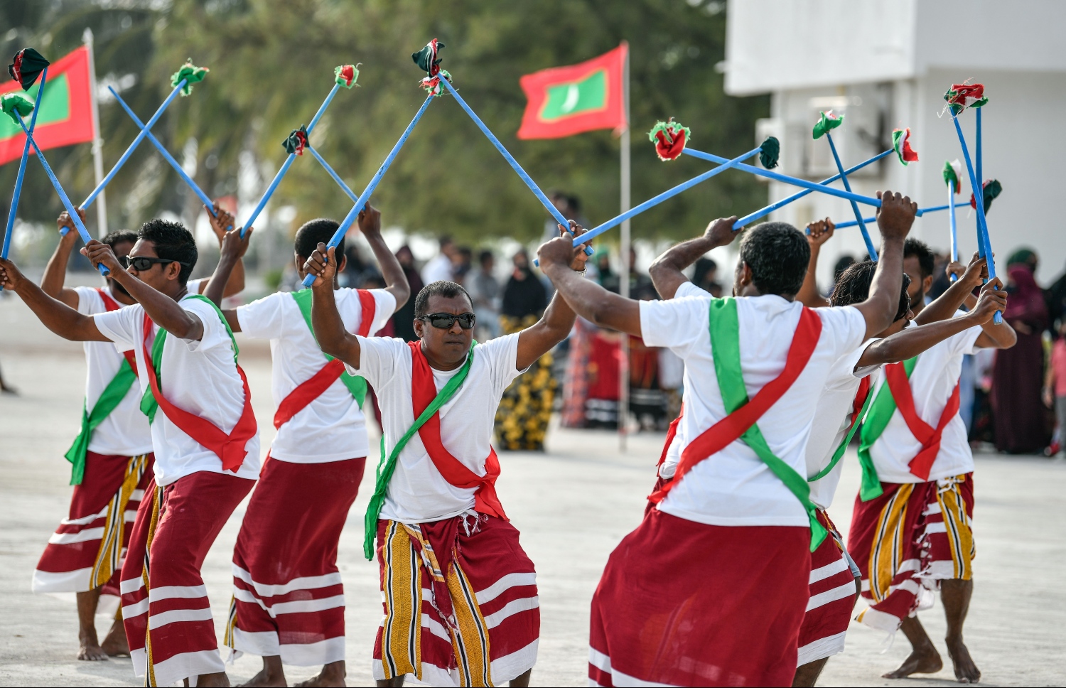 ޕްރެޒިޑެންސް ކަޕްގެ ފައިނަލަށް ދިޔަ ދެ ޓީމަށް މަރުހަބާ ކިޔުމަށް އަލިފުށިން ސަގާފީ ހަރަކާތެއް ހުށަހަޅައިދެނީ.---ފޮޓޯ: ނިޝާން އަލީ/ މިހާރު