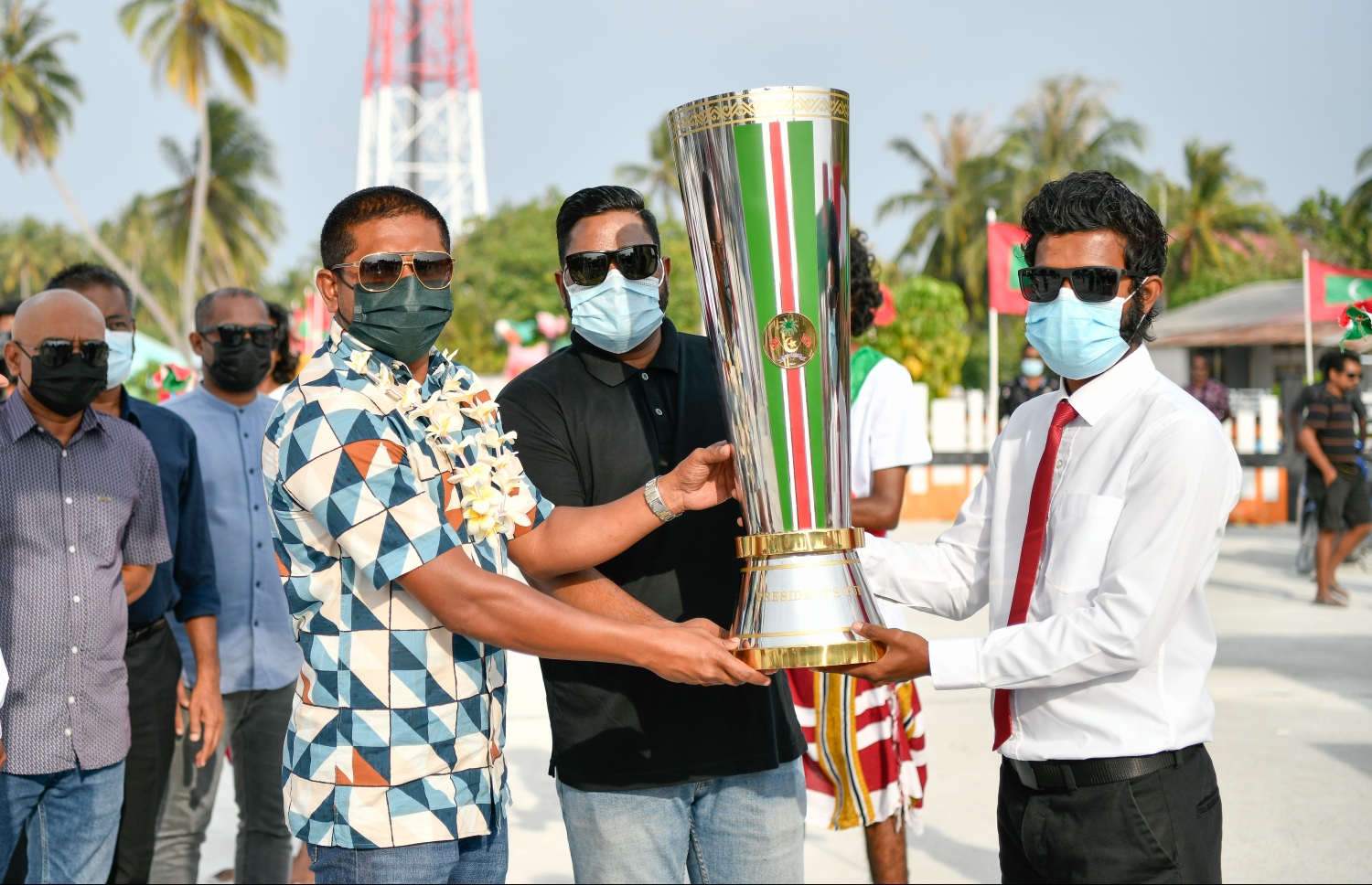 އަލިފުށީގައި މިދިޔަ މަހު ކުޅުނު ޕްރެޒިޑެންޓްސް ކަޕްގެ ފައިނަލް މެޗުގެ ކުރިން، އެ މުބާރާތުގެ ތައްޓާއެކު، އަލިފުށީ ކައުންސިލްގެ ރައީސް އިމްރާން (ކ) އައި އެފްއޭއެމްގެ ރައީސް ބައްސާމް އަދި ސްޕޯޓްސް މިނިސްޓަރު މަހުލޫފް ފޮޓޯއެއް ނަންގަވަނީ.--- ފޮޓޯ: ނިޝާން އަލީ/ މިހާރު