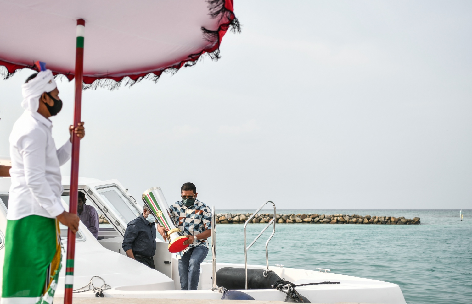 ތައްޓާއެކު އަލިފުއްޓަށް މަހްލޫފް ފައިބައިވަޑައިގަތުމުން، މަރުހަބާ ދަންނަވަނީ--. ފޮޓޯ: ނިޝާން އަލީ/މިހާރު