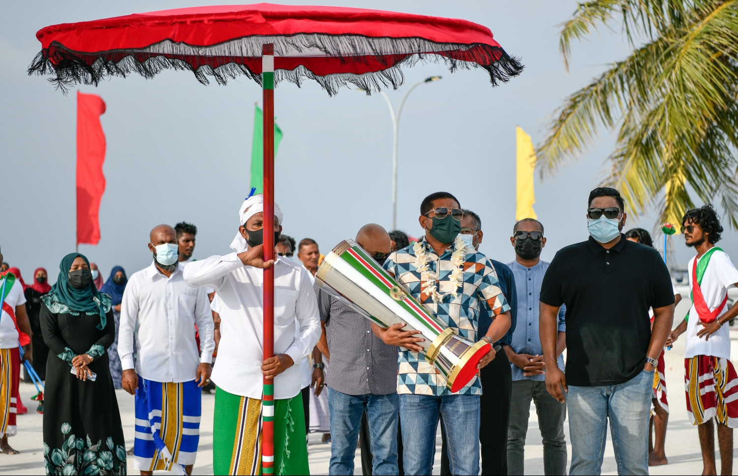 ތައްޓާއެކު އަލިފުއްޓަށް މަހްލޫފް ފައިބައިވަޑައިގަތުމުން މަރުހަބާ ދަންނަވަނީ، ޕްރެޒިޑެންޓްސް ކަޕް ފައިނަލް މެޗު  ބާއްވާ ރ. އަލިފުށީގެ ދަނޑު ފުރައިލާނެކަމުގެ ޔަގީންކަން އެބައޮތް ކަމަށް ސްޕޯޓްސް މިނިސްޓަރު އަހުމަދު މަހުލޫފް މިއަދު ވިދާޅުވި--. ފޮޓޯ: ނިޝާން އަލީ/މިހާރު