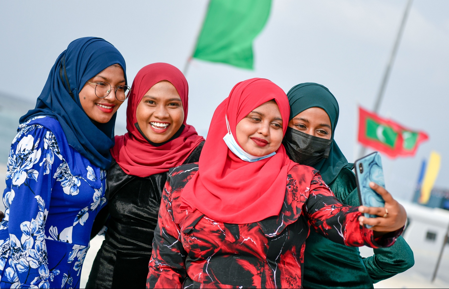 މެޗުބަލަން އަލިފުއްޓަށް އަންނަ އިސް ވަފުދުތަކަށް މަރުހަބާ ދަންނަވަން އެރަށު މީހުން ތައްޔާރުވެގެން--. ފޮޓޯ: ނިޝާން އަލީ/މިހާރު