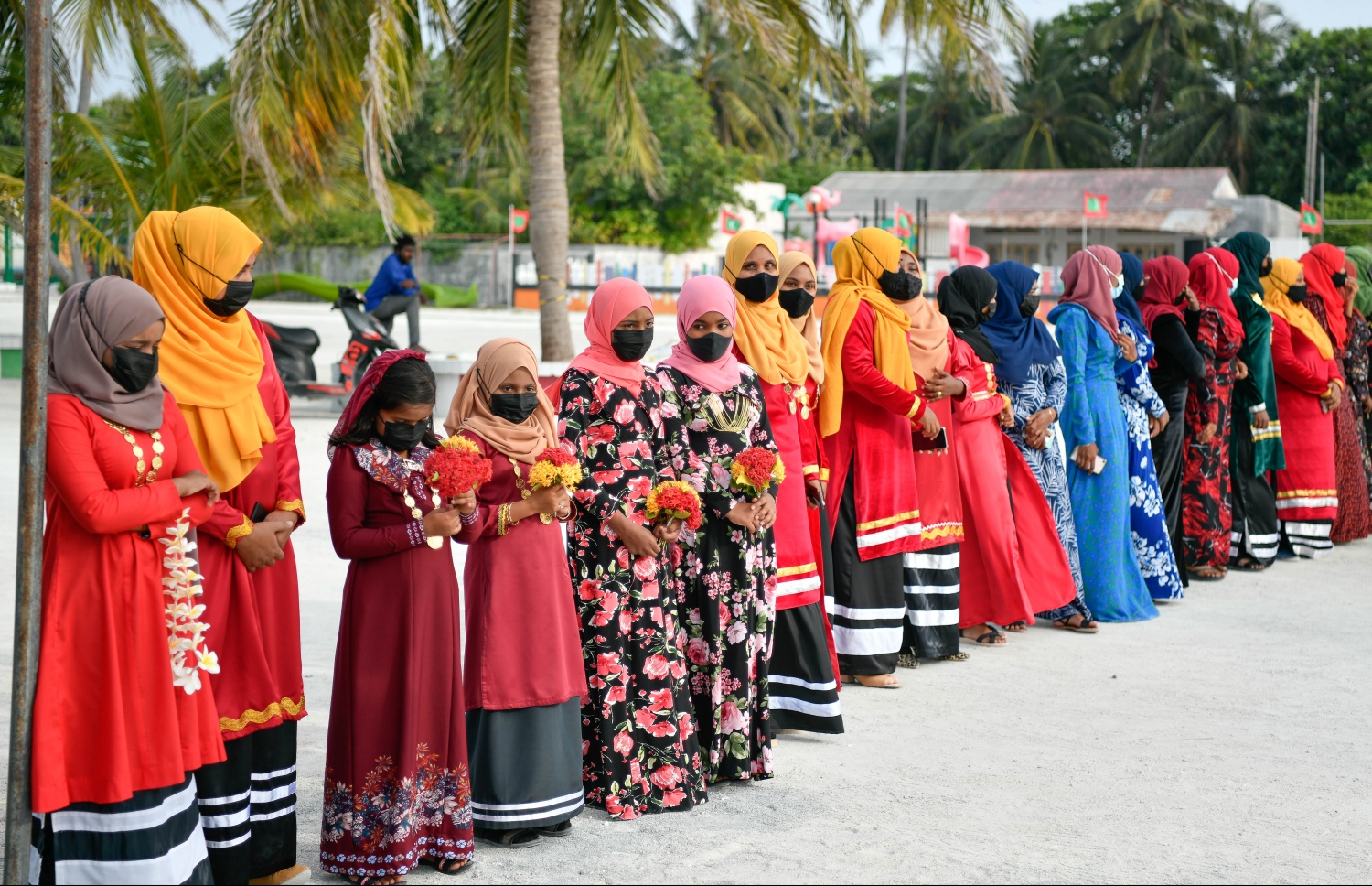 މެޗުބަލަން އަލިފުއްޓަށް އަންނަ އިސް ވަފުދުތަކަށް މަރުހަބާ ދަންނަވަން އެރަށު މީހުން ތައްޔާރުވެގެން--. ފޮޓޯ: ނިޝާން އަލީ/މިހާރު