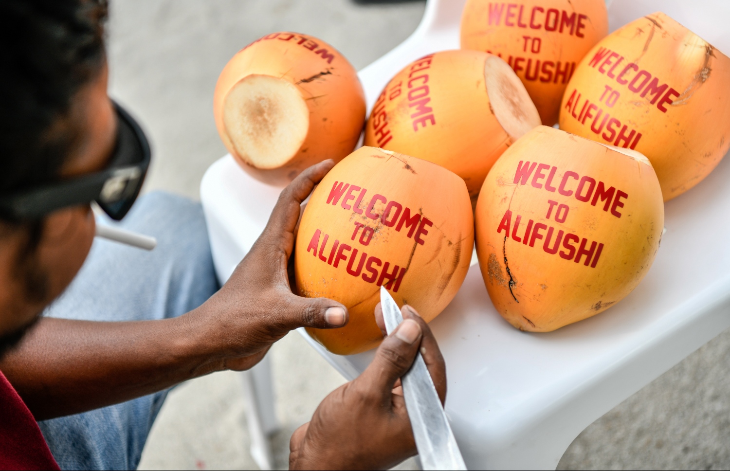 މެޗުބަލަން އަލިފުއްޓަށް އަންނަ އިސް ވަފުދުތަކަށް މަރުހަބާ ދެންނެވުމަށް ކުރުނބާ ތައްޔާރުކުރަނީ--. ފޮޓޯ: ނިޝާން އަލީ/މިހާރު