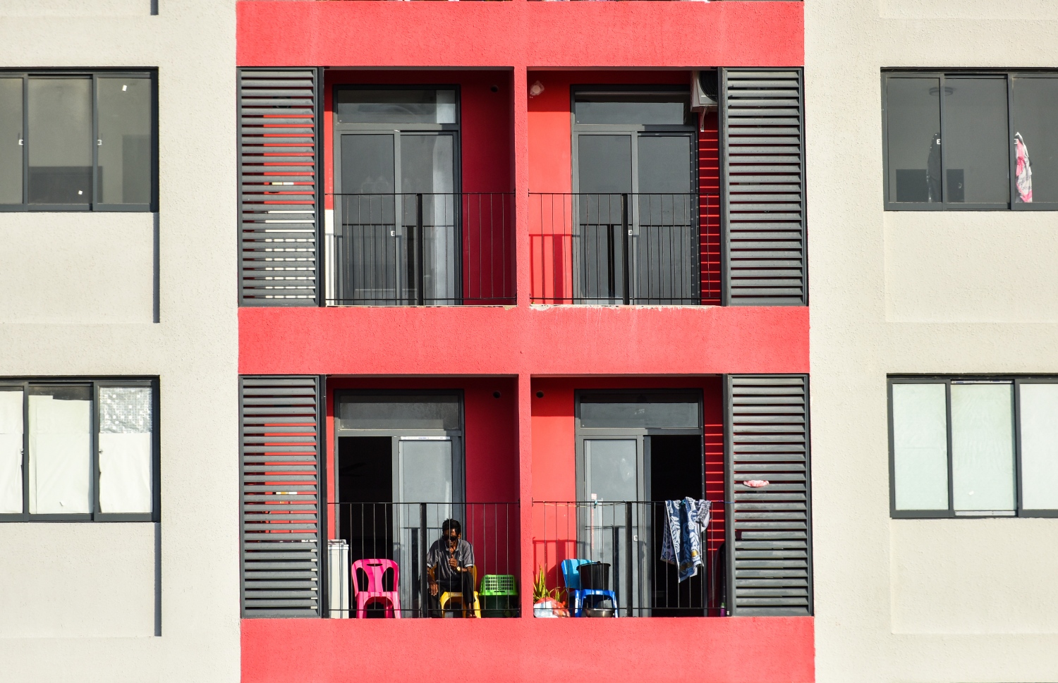 ހިޔާ ފްލެޓެއްގެ ބެލްކަނީގައި މީހަކު އިށީނދެލައިގެން: ފަސް މަސް ފަހުން އެތަނުން ކުލި ނަގަން ފެށީ މި މަހު -- ފޮޓޯ: ފަޔާޒު މޫސާ | މިހާރު