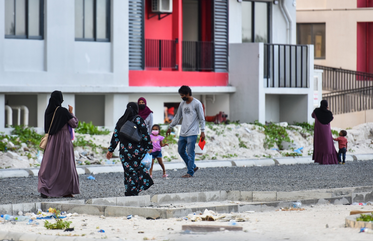 ހިޔާ ސަރަހައްދުގައި އުޅޭ މީހުން ހަވީރު ފިންޏަށް ހިނގާލަން ނިކުމެ- ފޮޓޯ: ފަޔާޒު މޫސާ/ މިހާރު