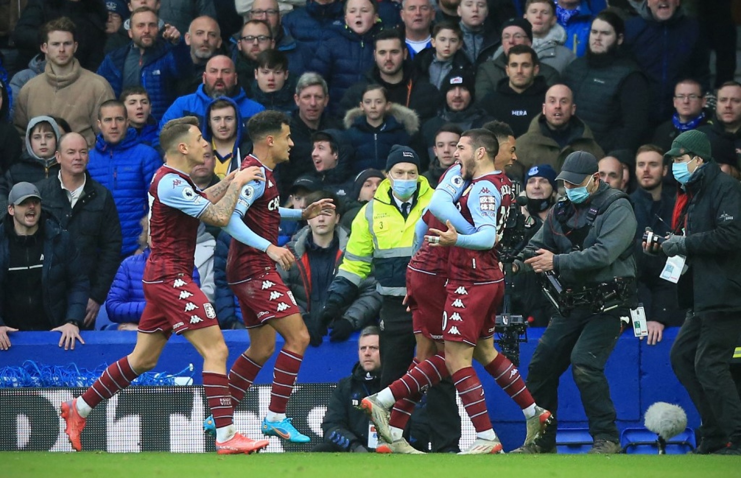 އެސްޓަން ވިލާ އިން ލަނޑު ޖެހުމަށް ފަހު އުފާފާޅުކުރަނީ.-- ފޮޓޯ: އޭއެފްޕީ