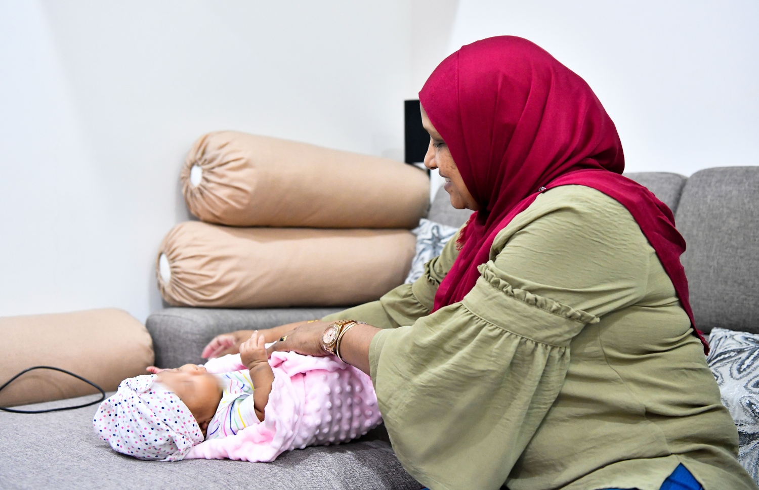 ނިއުމާ، ދަރިފުޅު މިރާލްއާ އެކު.