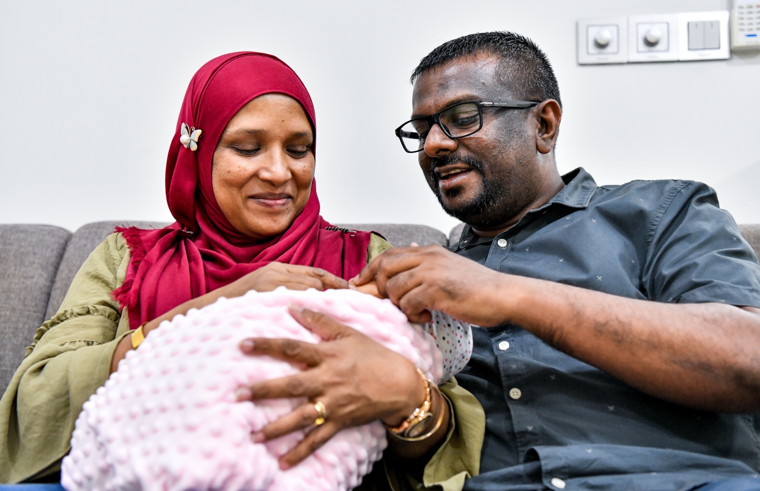 އިއްސެ އާއި ނިއުމާ ދަރިފުޅު އުރާލައިގެން: މި އުފާވެރި ކަމުގެ ފަހަތުގައި އޮތީ ހިތްދަތި ދުވަސްތަކެއް. -- ފޮޓޯ: ފަޔާޒް މޫސާ/ މިހާރު