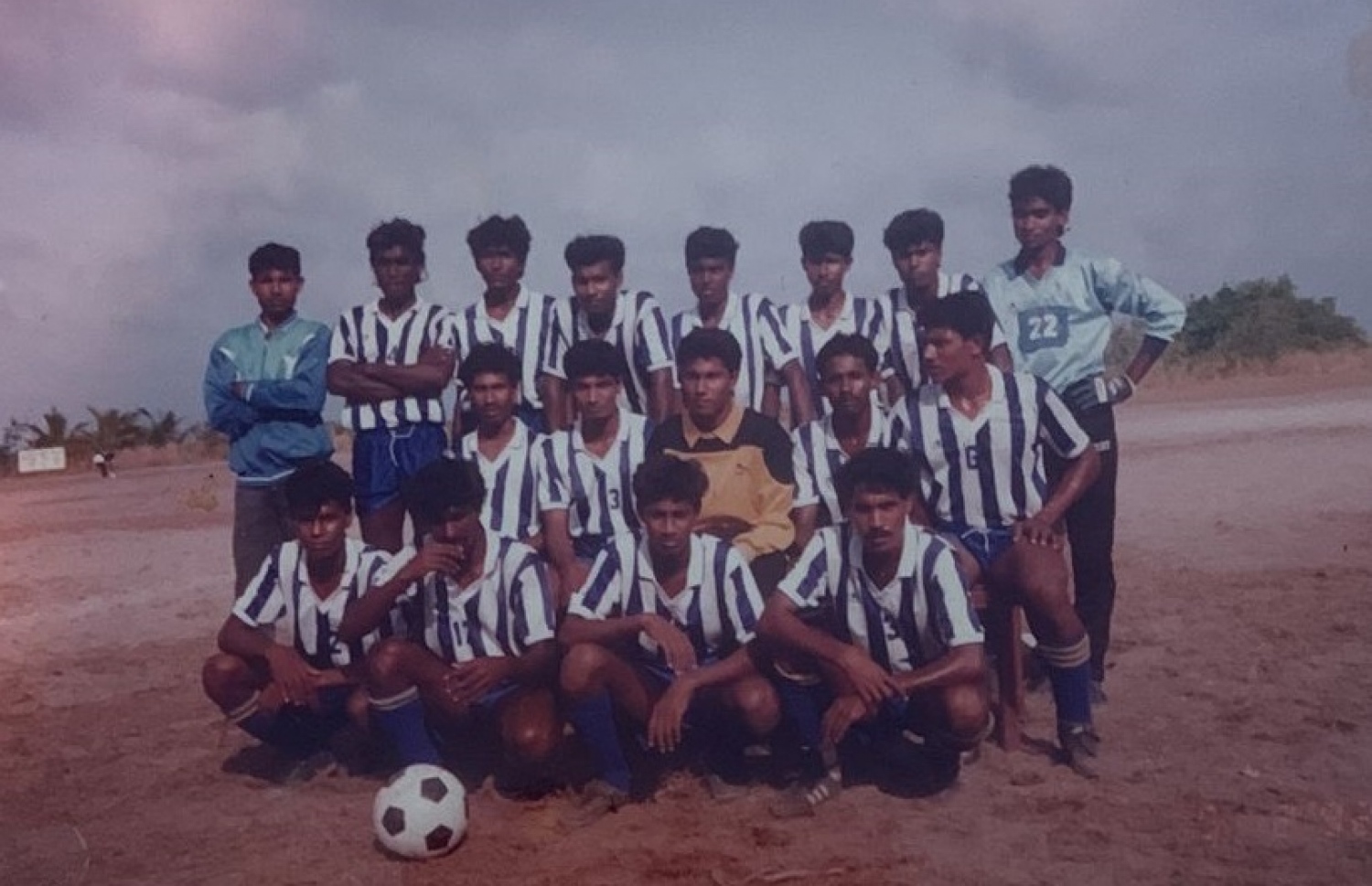 އަލިފށީގެ ފުޓްބޯޅަ ޓީމު: މި ޓީމުގެ ކީޕަރަކީ މިރަށު އޯޒޯންގެ އަހމަދު ޝަރީފް