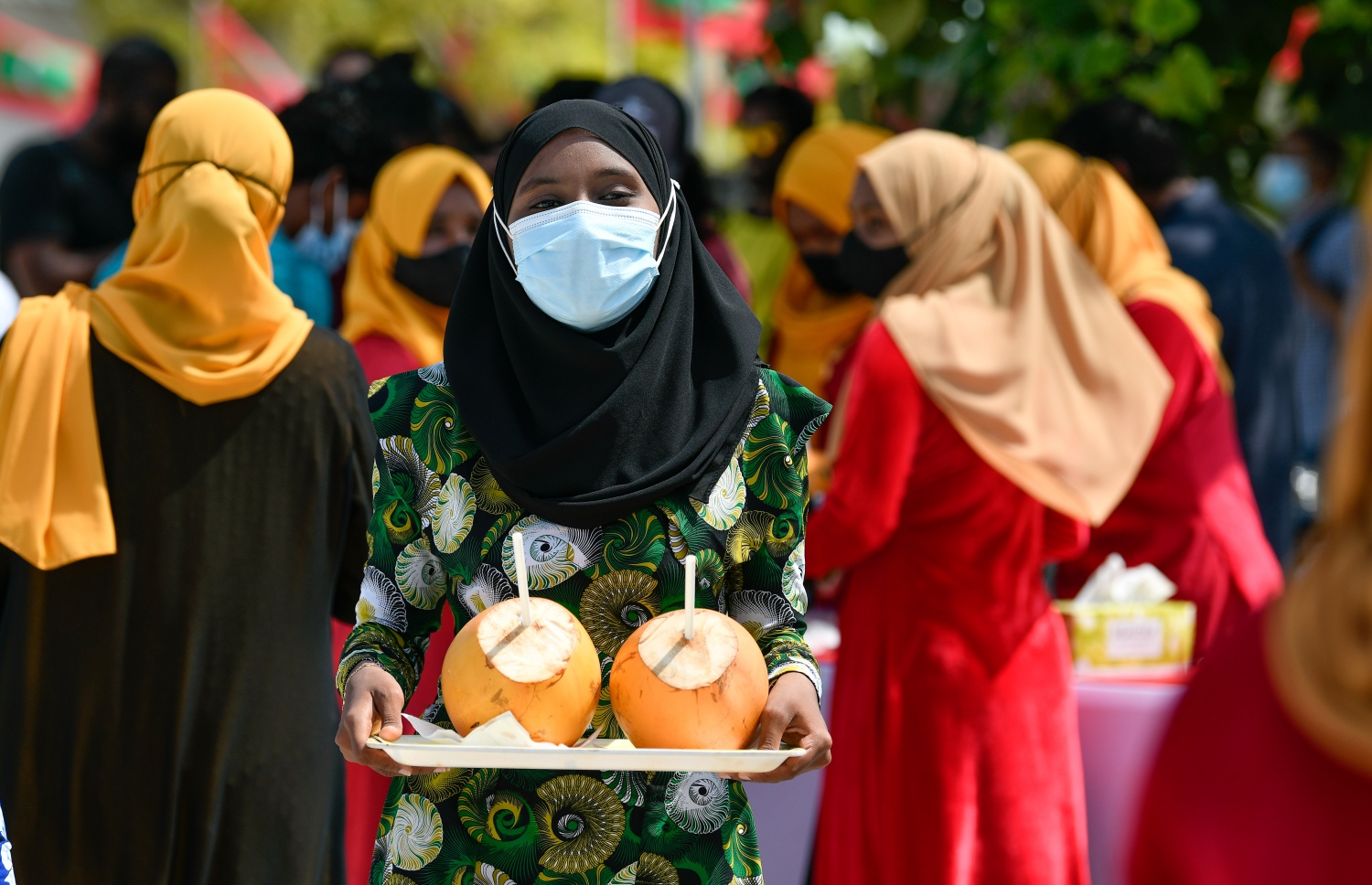 މެޗުބަލަން އަލިފުއްޓަށް އަންނަ އިސް ވަފުދުތަކަށް މަރުހަބާ ދަންނަވަން އެރަށު މީހުން ތައްޔާރުވެގެން--. ފޮޓޯ: ނިޝާން އަލީ/މިހާރު