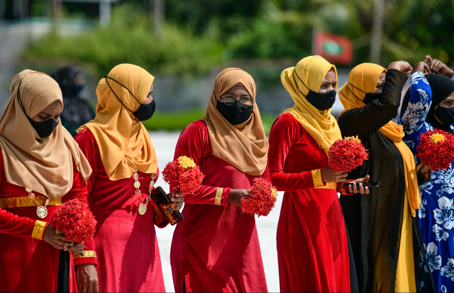 ޕްރެޒިޑެންޓްސް ކަޕްގެ ފައިނަލް މެޗު ބަލަން އަލިފުއްޓަށް ދިޔަ މީހުންނަށް މަރުހަބާ ކިޔަން އެ ރަށުގެ ޒުވާން އަންހެނުންތަކެއް ރަށުގެ ބަނދަރު ސަރަހައްދުގައި.---ފޮޓޯ: ނިޝާން އަލީ/ މިހާރު