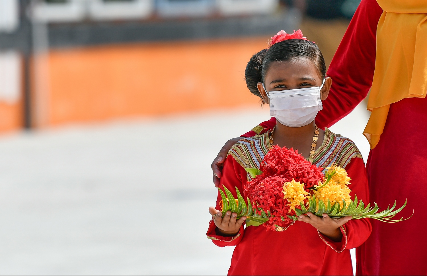 މެޗުބަލަން އަލިފުއްޓަށް އަންނަ އިސް ވަފުދުތަކަށް މަރުހަބާ ދަންނަވަން އެރަށު ކުޑަކުއްޖަކު ތައްޔާރުވެގެން--. ފޮޓޯ: ނިޝާން އަލީ/މިހާރު