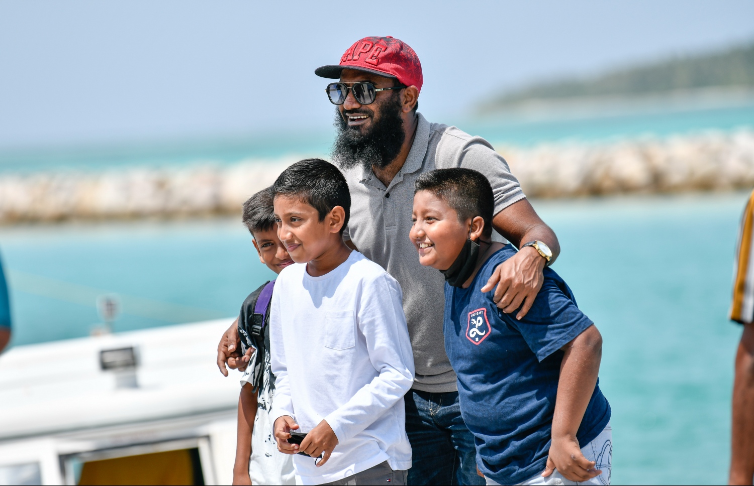 މެޗުބަލަން އަލިފުއްޓަށް އައި ސަޕޯޓަރުންތަކަކަށް އަލީ އަޝްފާގް އެރަށުން މަރުހަބާ ކިޔަނީ--. ފޮޓޯ: ނިޝާން އަލީ/މިހާރު