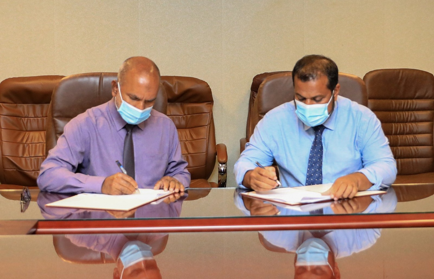 ކޯޓުން ބޭރުން ޒިކްރާ މިސްކިތުގެ މައްސަލަ ހައްލުކޮށް، ސެޓްލްމަންޓް އެގްރިމެންޓުގައި އިސްލާމިކް މިނިސްޓަރު ޑރ. ޒާހިރު (ވ) އަދި އެސްޖޭގެ ޑިރެކްޓަރު ޝިހާދު ސޮއިކުރައްވަނީ.-- ފޮޓޯ: އިސްލާމިކް މިނިސްޓްރީ