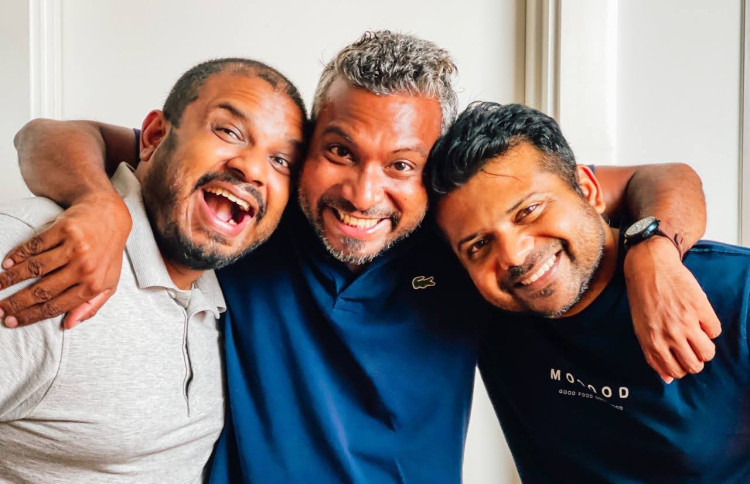 ރާއްޖޭގައި ޓެކްނޮލޮޖީގެ ދާއިރާގައި މަޝްހޫރު އަހުމަދު ރިޔާޒީ މުހައްމަދު (ވ) އޭނާގެ ބައެއް ރައްޓެހިންނާ އެކު.