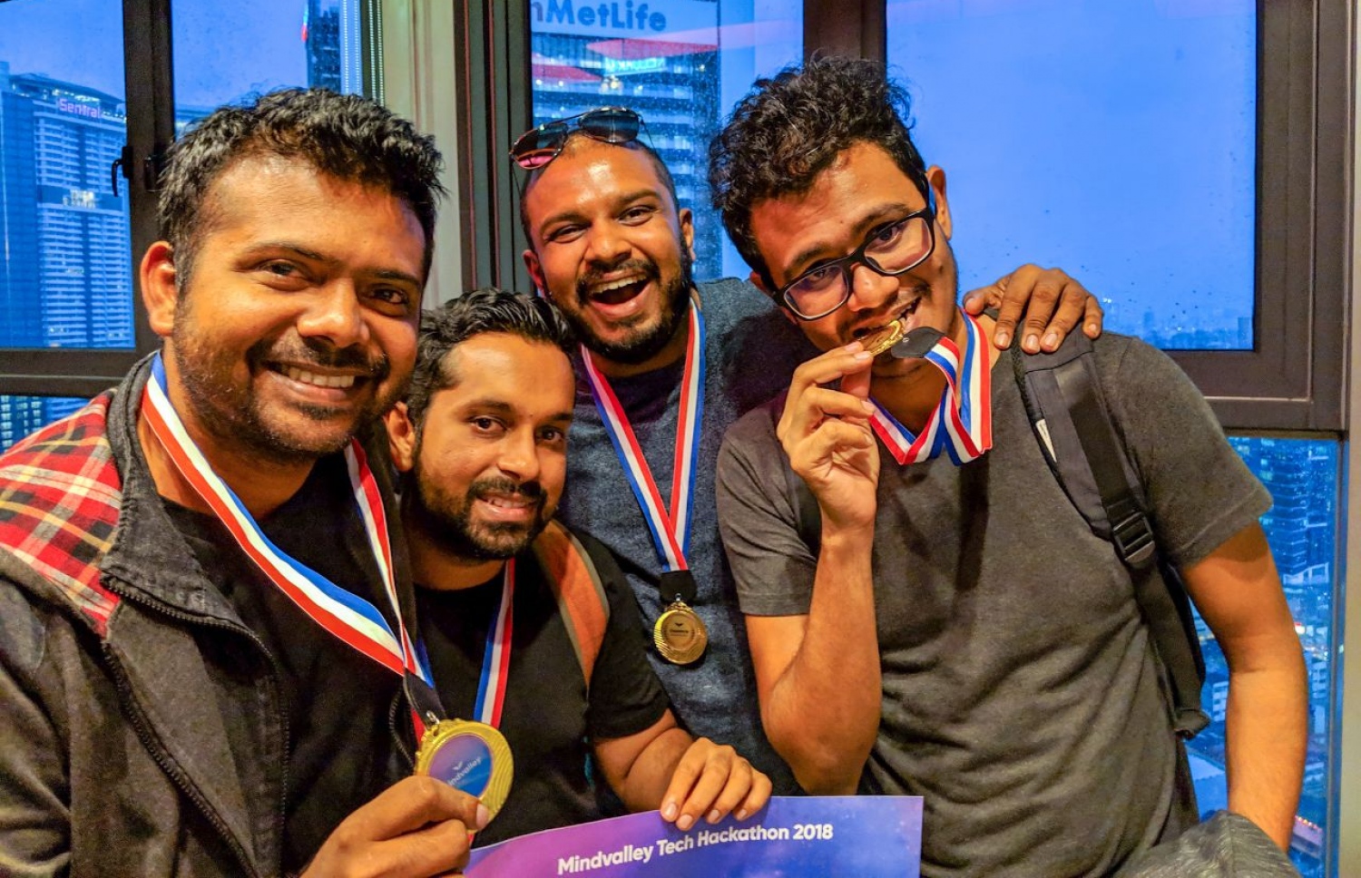 ރާއްޖޭގައި ޓެކްނޮލޮޖީގެ ދާއިރާގައި މަޝްހޫރު އަހުމަދު ރިޔަޒީ މުހައްމަދު (ކ-2) އޭނާގެ ބައެއް ރައްޓެހިންނާ އެކު.