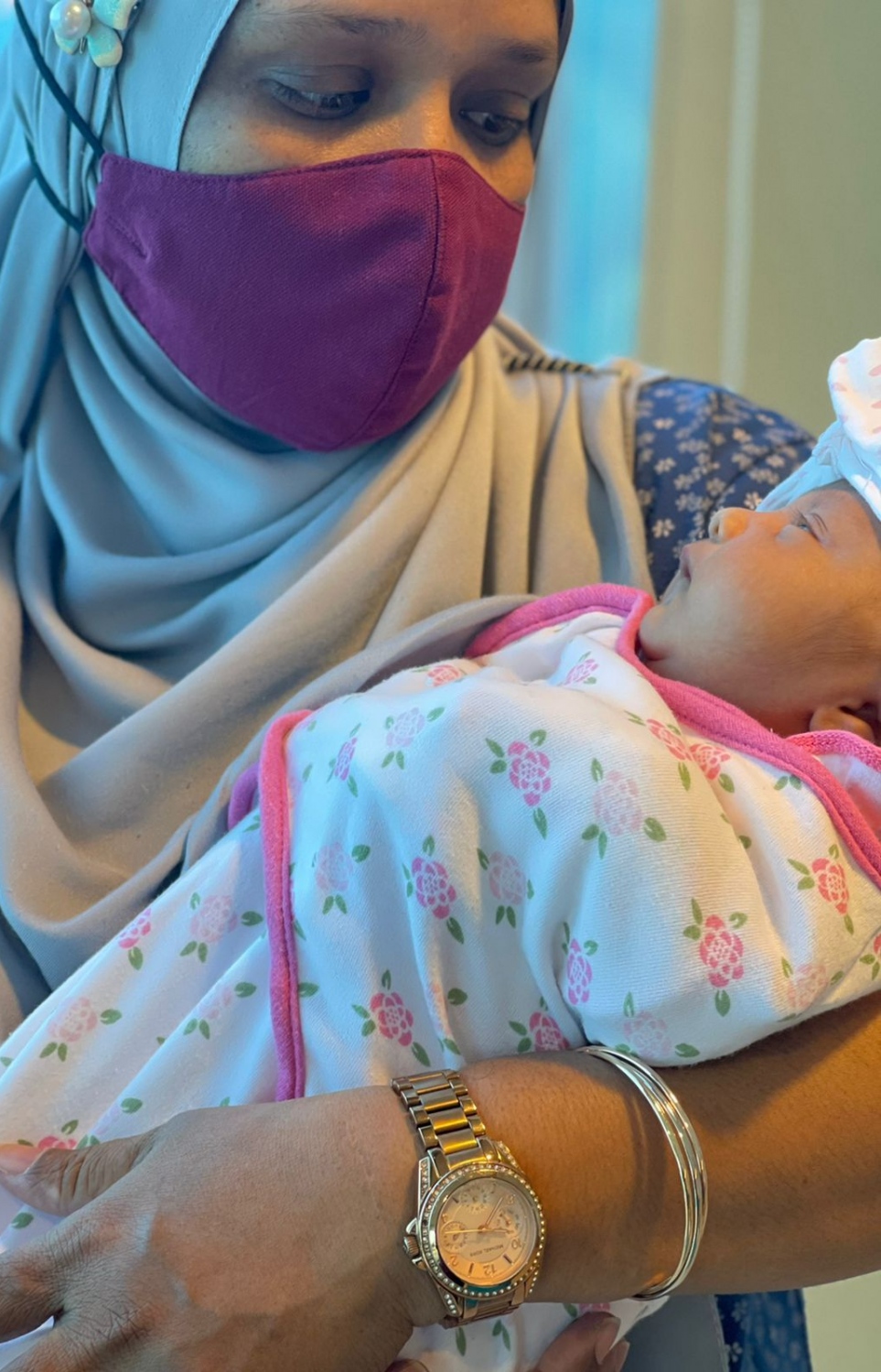 ނިއުމާ، ދަރިފުޅު މިރާލް އުރާލައިގެން: ހިތްދަތި ދުވަސްތަކުގައި ނިއުމާއަށް އެންމެ ބޮޑު ހިތްވަރަކީ އިއްސެ.