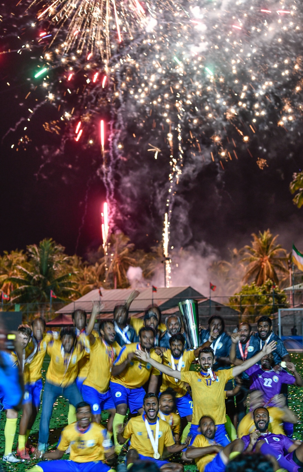 އަލިފުށި- ޖެނުއަރީ 23، 2022: ރ. އަލިފުށީގައި މިއަދު ކުޅުނު ފައިނަލް މެޗަށް ފަހު ވެލެންސިއާއިން ޕްރެޒިޑެންޓްސް ކަޕުގެ ތައްޓާއެކު އުފާފާޅުކުރަނީ--. ފޮޓޯ: ނިޝާން އަލީ/މިހާރު