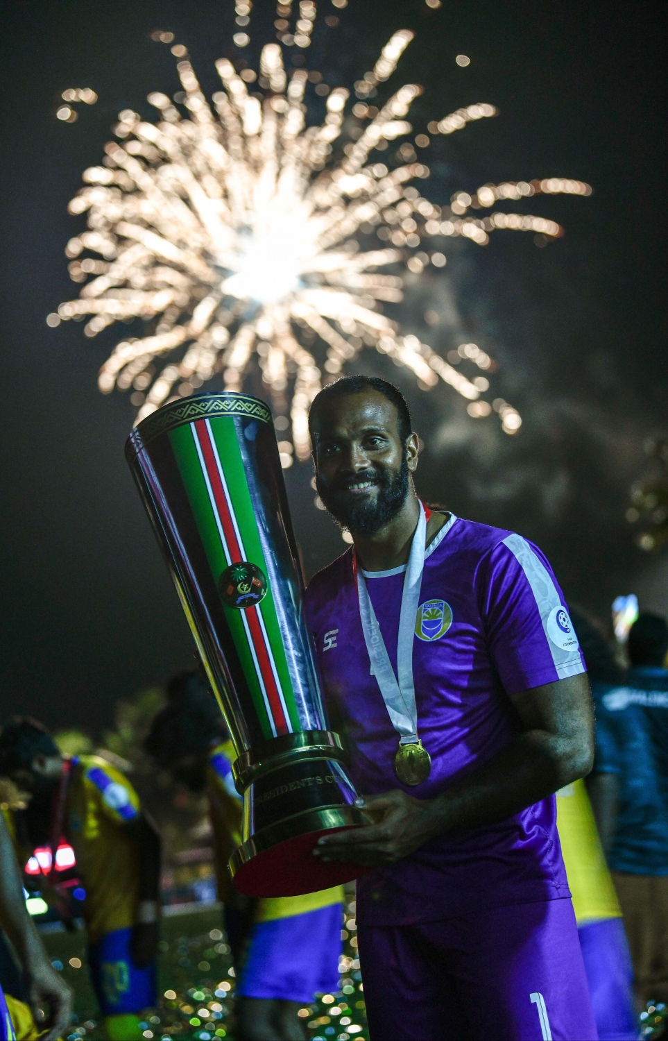 އަލިފުށި- ޖެނުއަރީ 23، 2022: ރ. އަލިފުށީގައި މިއަދު ކުޅުނު ފައިނަލް މެޗަށް ފަހު ވެލެންސިއާގެ ބަދަލު ކޭޕަރު ޓޮޕްލަކް ޕްރެޒިޑެންޓްސް ކަޕުގެ ތަށި އުފުލާލަނީ--. ފޮޓޯ: ނިޝާން އަލީ/މިހާރު