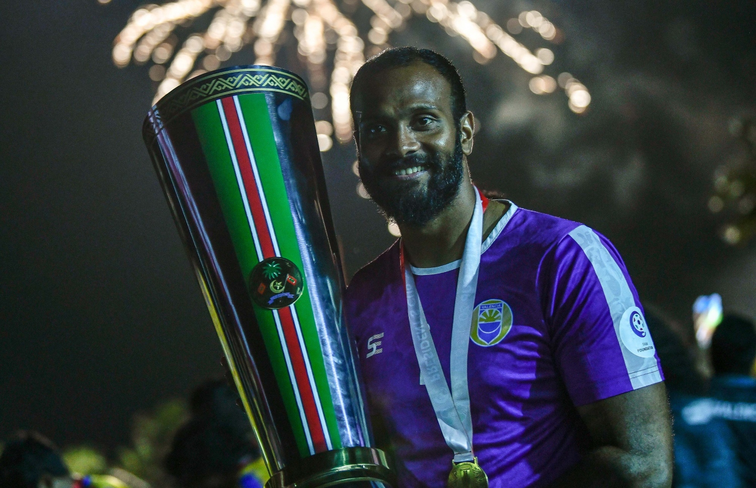 ވެލެންސިއާގެ ކީޕަރު ޓޮޕްލަކް ޕްރެޒިޑެންޓްސް ކަޕުގެ ތަށި އުފުލާލަނީ: ފައިސަލްގެ ބަދަލުގައި ގޯލް ބަލަހައްޓާނީ އޭނާ --. ފައިލް ފޮޓޯ: ނިޝާން އަލީ | މިހާރު