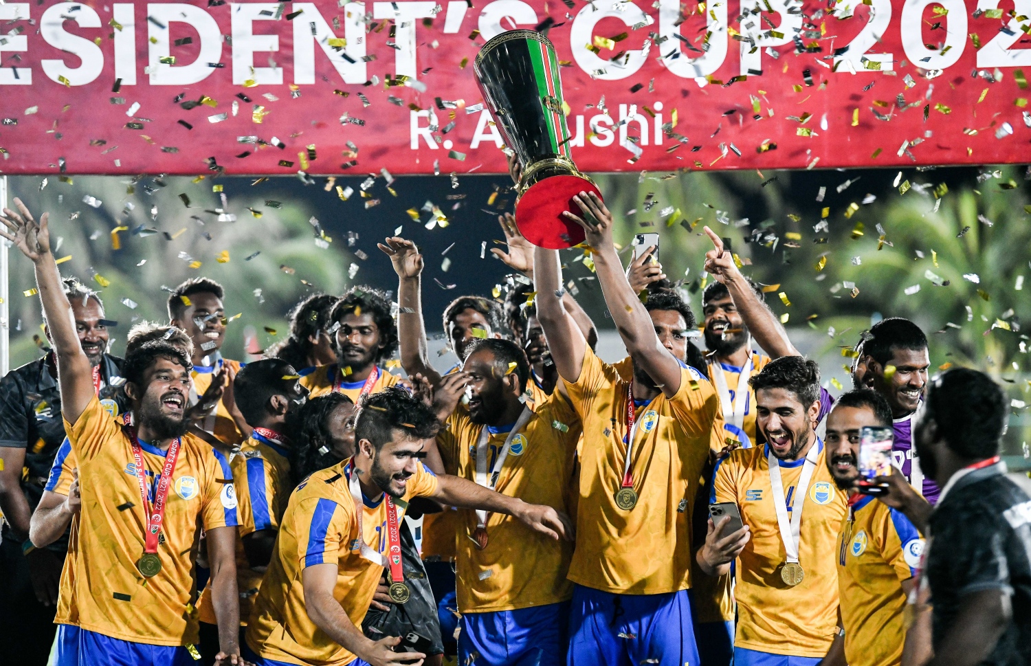 އަލިފުށި- ޖެނުއަރީ 23، 2022: ރ. އަލިފުށީގައި މިއަދު ކުޅުނު ފައިނަލް މެޗަށް ފަހު ވެލެންސިއާއިން ޕްރެޒިޑެންޓްސް ކަޕުގެ ތަށި އުފުލާލަނީ--. ފޮޓޯ: ނިޝާން އަލީ/މިހާރު