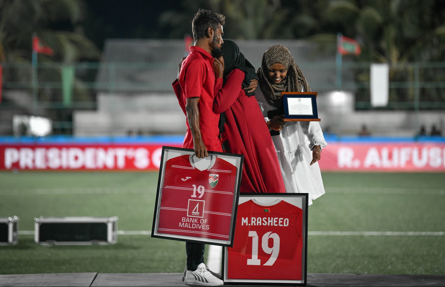 މިމަހު ކުޅުން ހުއްޓާލި ގައުމީ ޓީމުގެ ކުރީގެ ޑިފެންޑަރު މުހައްމަދު ރަޝީދު ހޮކޭގެ އަގުުވަޒަން ކުރުމުގެ ގޮތުން އެފްއޭއެމް އިން ދިން ރަމްޒީ ޖޯޒީއާއެކު މަންމަ ގައިގައި ބައްދާލައިގެން--. ފޮޓޯ: ނިޝާން އަލީ މިހާރު