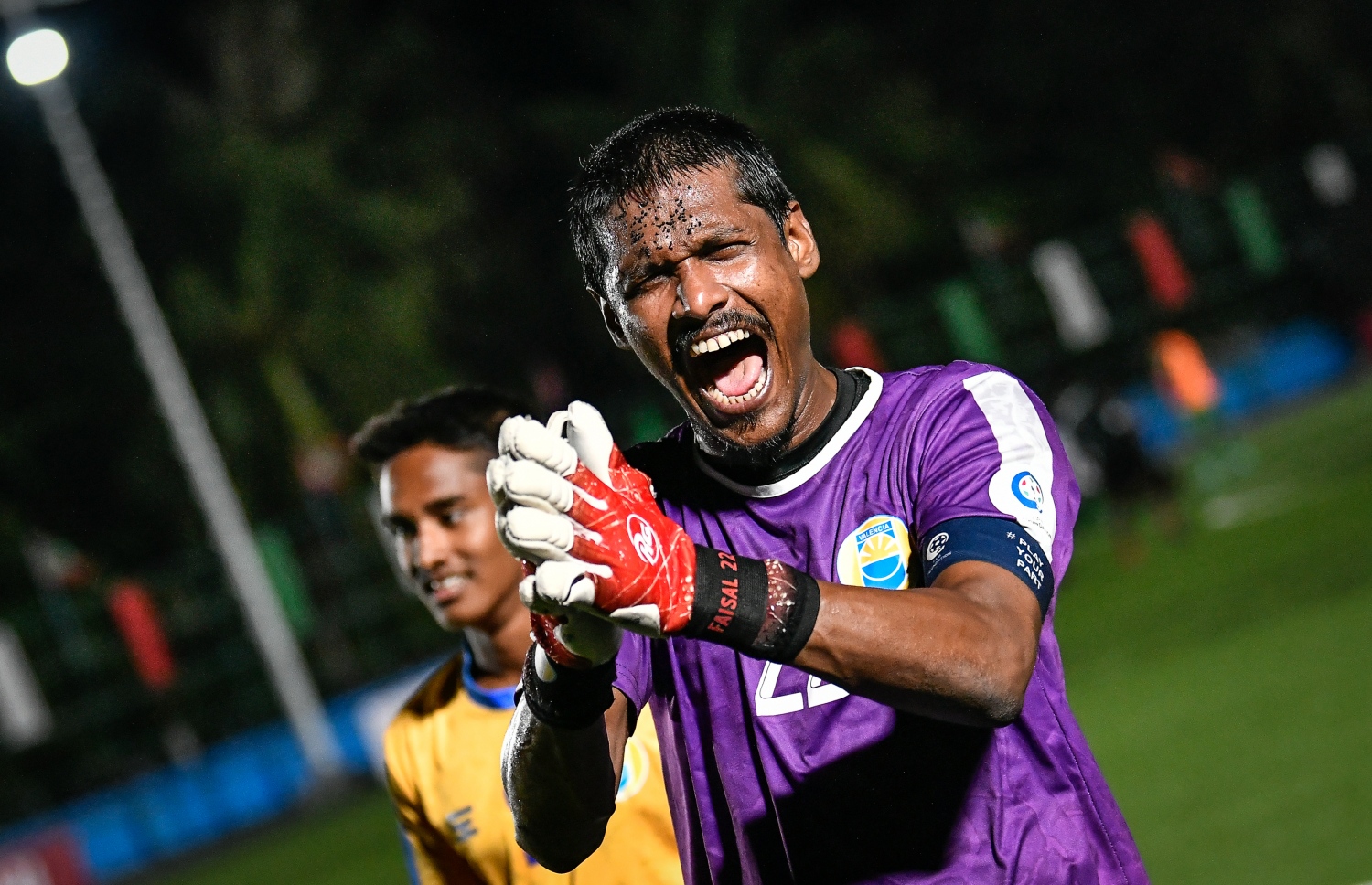 އަލިފުށި- ޖެނުއަރީ 23، 2022: ރ. އަލިފުށީގައި މިއަދު ކުޅުނު ފައިނަލް މެޗަށް ފަހު ވެލެންސިއާގެ ކީޕަރު ފައިސަލް އުފާފާޅު ކުރަނީ--. ފޮޓޯ: ނިޝާން އަލީ/މިހާރު