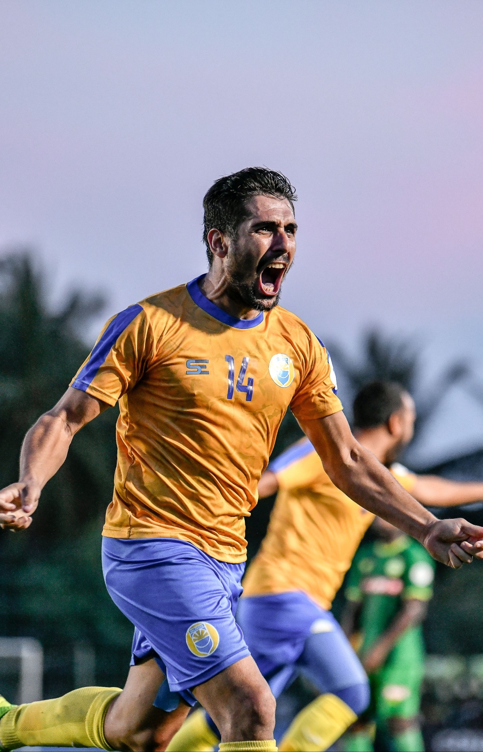 ރ. އަލިފުށީގައި ކުޅުނު ޕްރެޒިޑެންޓްސް ކަޕް ފައިނަލް މެޗުގައި ވެލެންސިއާގެ ބޯހާސް މާޓިން، ލަނޑު ޖެހުމަށް ފަހު އުފާފާޅު ކުރަނީ، އިތުރު ވަގުތުގެ ދެހާފު ކުޅެ މާޒިޔާގެ މައްޗަށް 2-1 ގެ ނަތީޖާ އަކުން ކާމިޔާބު ހޯދައި ޕްރެޒިޑެންޓްސް ކަޕުގެ ޗެމްޕިއަންކަން ވެލެންސިއާއިން ވަނީ ހޯދާފައި--. ފޮޓޯ: ނިޝާން އަލީ/މިހާރު