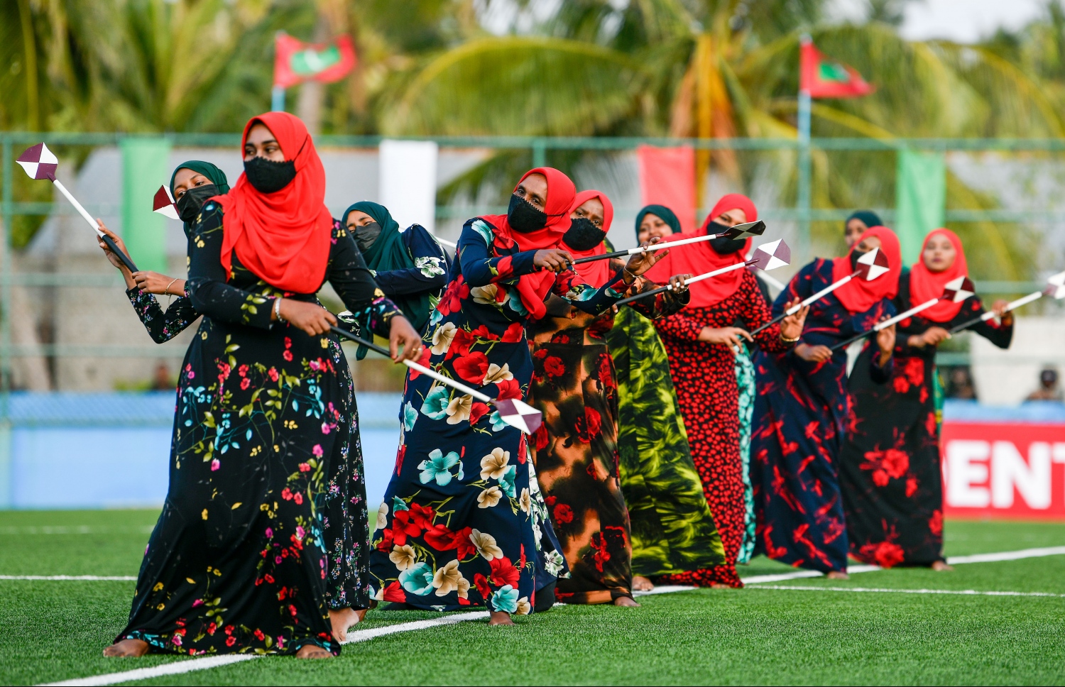 ރ. އަލިފުށީގައި ކުޅުނު ފައިނަލް މެޗުގެ ހާފް ޓައިމްގައި އައިޓަމެއް ހުށަހަޅައިދެނީ، އިތުރު ވަގުތުގެ ދެހާފު ކުޅެ މާޒިޔާގެ މައްޗަށް 2-1 ގެ ނަތީޖާ އަކުން ކާމިޔާބު ހޯދައި ޕްރެޒިޑެންޓްސް ކަޕުގެ ޗެމްޕިއަންކަން ވެލެންސިއާއިން ވަނީ ހޯދާފައި--. ފޮޓޯ: ނިޝާން އަލީ/މިހާރު