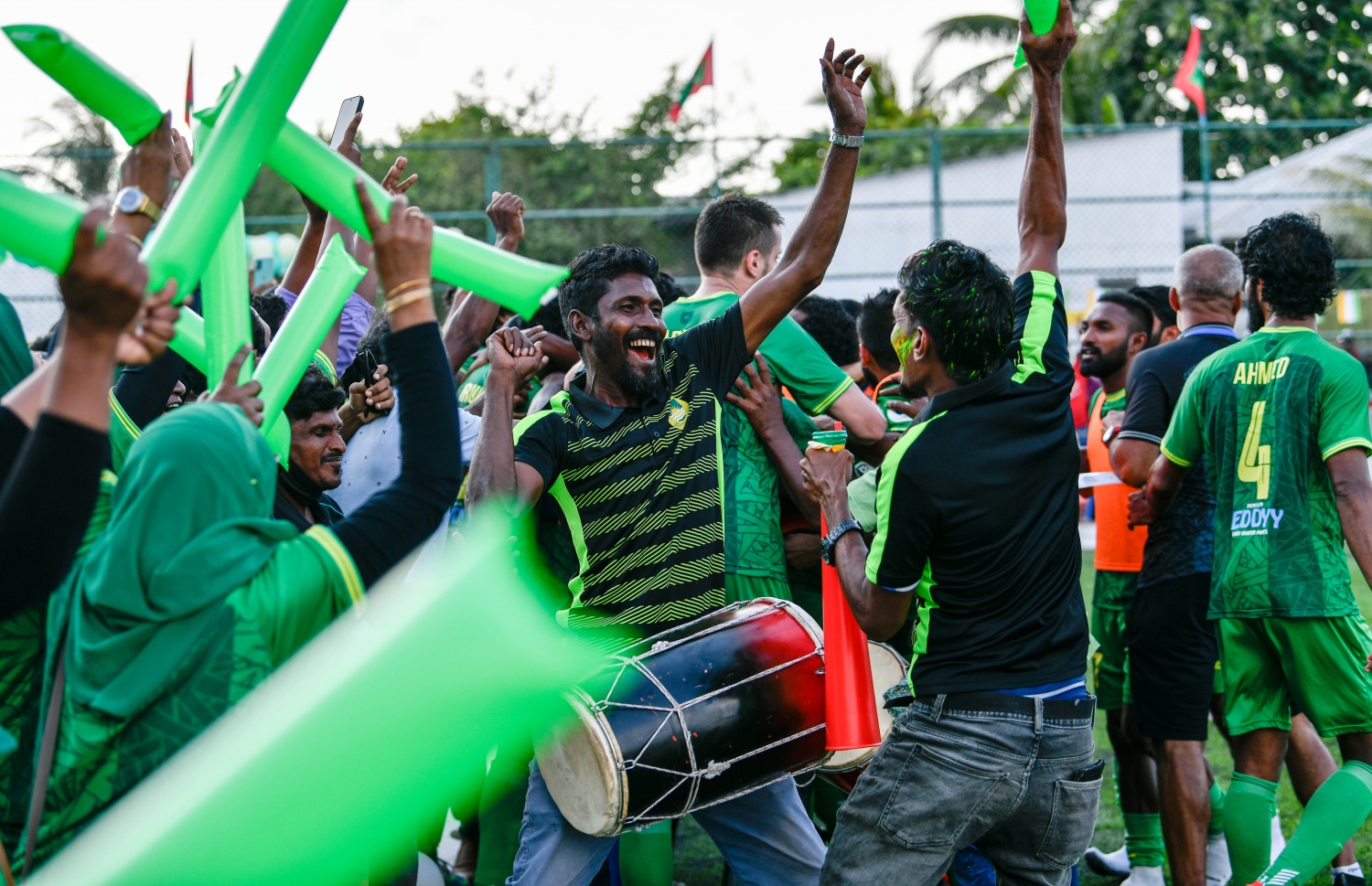 ރ. އަލިފުށީގައި ކުޅުނު ފައިނަލް މެޗުގެ ތެރެއިން، އިތުރު ވަގުތުގެ ދެހާފު ކުޅެ މާޒިޔާގެ މައްޗަށް 2-1 ގެ ނަތީޖާ އަކުން ކާމިޔާބު ހޯދައި ޕްރެޒިޑެންޓްސް ކަޕުގެ ޗެމްޕިއަންކަން ވެލެންސިއާއިން ވަނީ ހޯދާފައި--. ފޮޓޯ: ނިޝާން އަލީ/މިހާރު