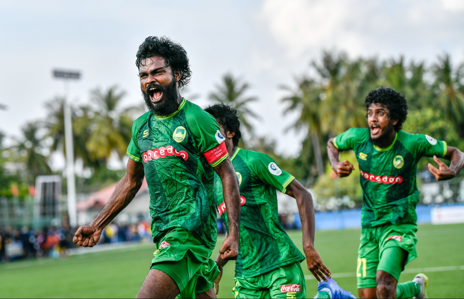 ރ. އަލިފުށީގައި ކުޅުނު ފައިނަލް މެޗުގައި ގޯލް ޖެހުމަށްފަހު މާޒިޔާގެ ކުޅުންތެރިން އުފާފާޅުކުރަނީ، އިތުރު ވަގުތުގެ ދެހާފު ކުޅެ މާޒިޔާގެ މައްޗަށް 2-1 ގެ ނަތީޖާ އަކުން ކާމިޔާބު ހޯދައި ޕްރެޒިޑެންޓްސް ކަޕުގެ ޗެމްޕިއަންކަން ވެލެންސިއާއިން ވަނީ ހޯދާފައި--. ފޮޓޯ: ނިޝާން އަލީ/މިހާރު