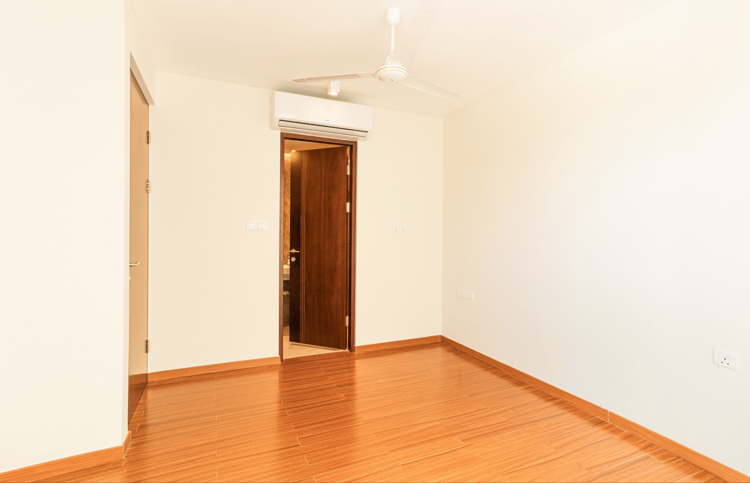 އަކުއާ ވީޓާ އެޕާޓްމަންޓެއްގެ އެތެރެ--