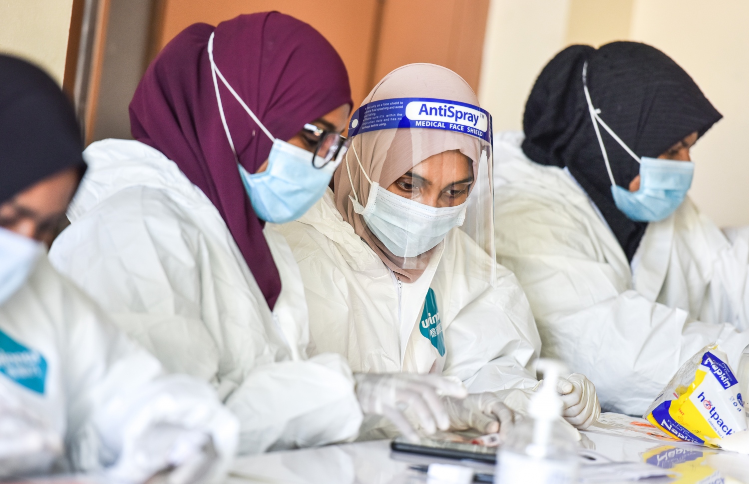 ރާއްޖޭގައި ކޮވިޑް ގިނަވި ދުވަސްވަރު ބަޔަކު ޓެސްޓްކުރަން ތައްޔާރުވެގެން: އަނެއްކާވެސް ކޮވިޑް ކޭސްތައް ދަނީ އިތުރުވަމުން.-- ފޮޓޯ: ފަޔާޒު މޫސާ | މިހާރު