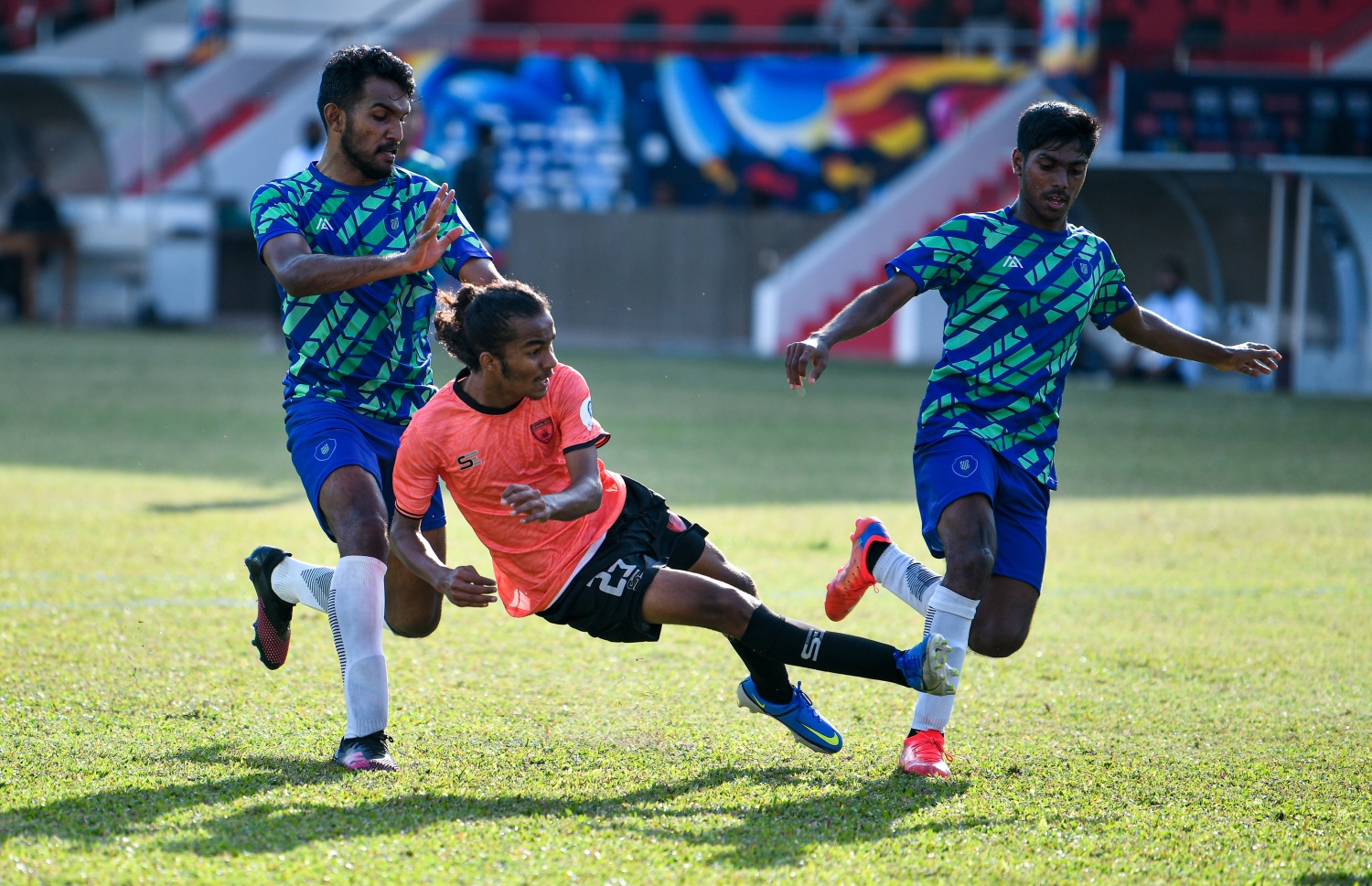 އީގަލްސްގެ ސަމާހު މިއަދު މެޗުގައި ސަސް ކޮޅަށް ލަނޑު ޖަހަނީ.-- ފޮޓޯ: ފަޔާޒް މޫސާ/ މިހާރު