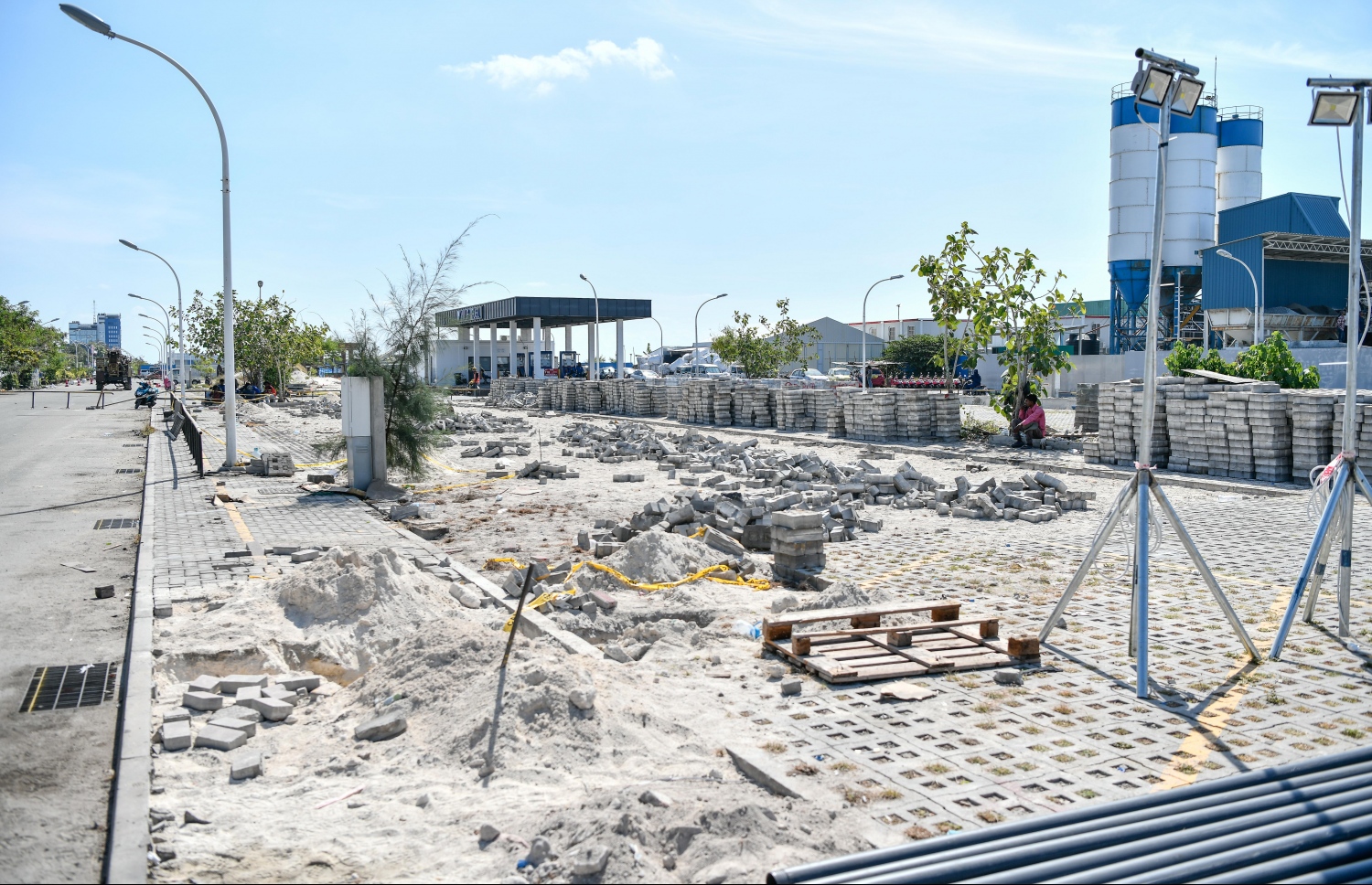 މާލެ އިންޑަސްޓްރިއަލް ވިލެޖުގައި "ތިލަމާލެ ބްރިޖު"ގެ އެންމެ މުހިންމު ސާވޭ، ޖިއޯޓެކްނިކަލް ސާވޭ ހެދުމުގެ އަމަލީ މަސައްކަތް ފަށައިގެން ކުރިއަށް ދަނީ.-- ފޮޓޯ: ނިޝާން އަލީ / މިހާރު