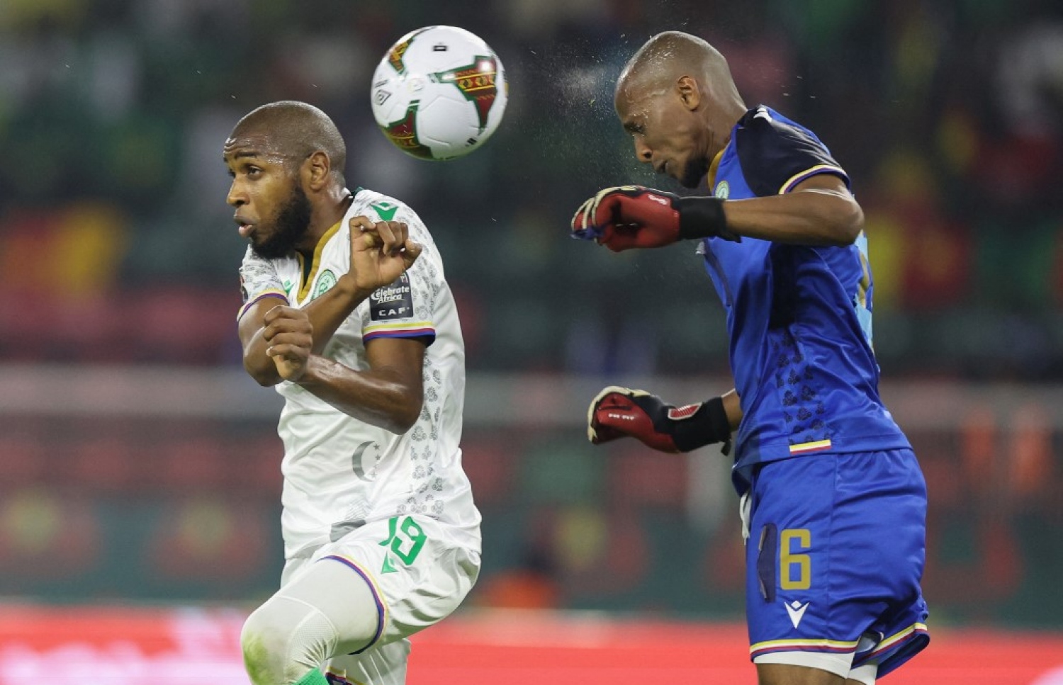 ކޮމޮރޯސްގެ ގޯލު ރޭ ބެލެހެއްޓި ޑިފެންޑަރު އަލްހަދޫރު ބޮލުން ދިފާއު ކުރަނީ.-- ފޮޓޯ: އޭއެފްޕީ