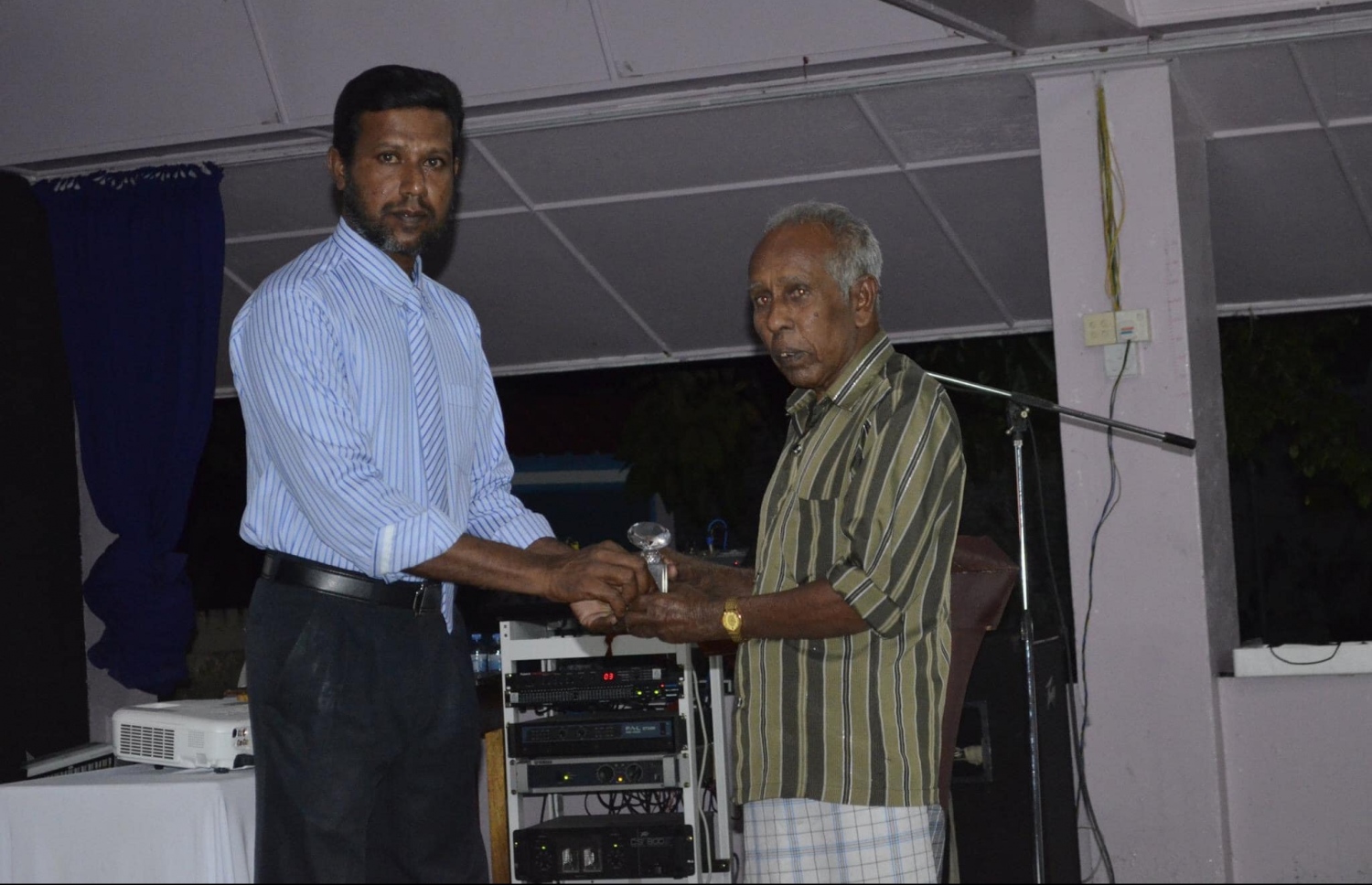 ދޮން މޫސައަށް އެވޯޑެއް ހަވާލުކުރަނީ --- ފޮޓޯ/މުހައްމަދު ޝާތިރު ފޭސްބުކް