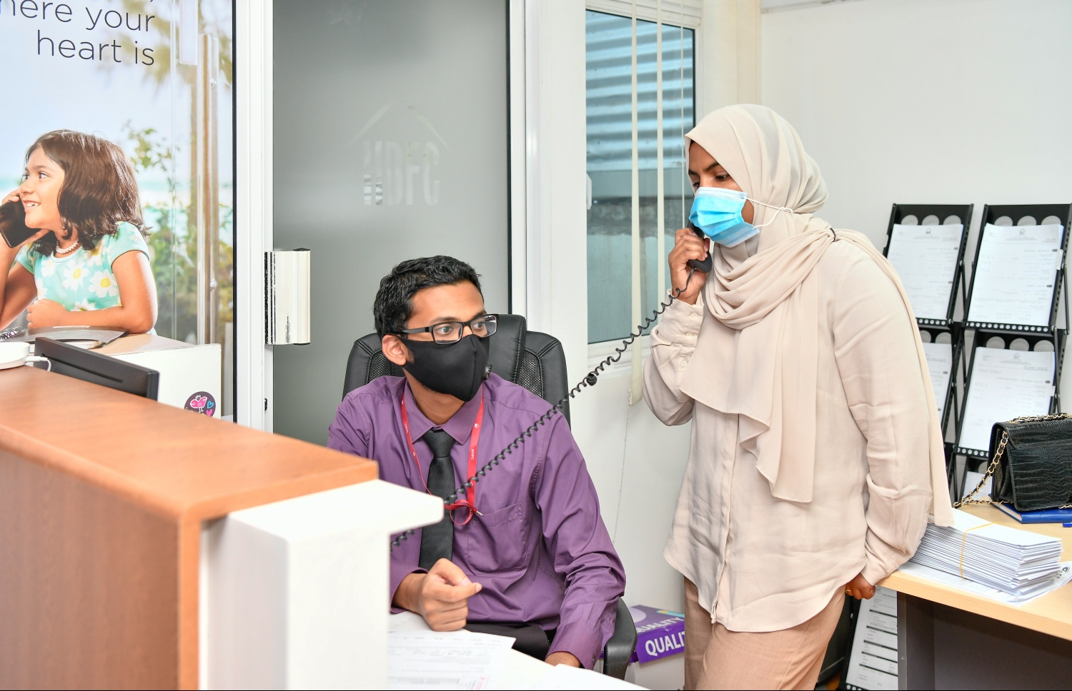 އެޗްޑީއެފްސީގެ މުވައްޒަފުންތަކެއް އޮފީހުގެ މަސައްކަތުގައި--ފޮޓޯ:ނިޝާން އަލީ/މިހާރު