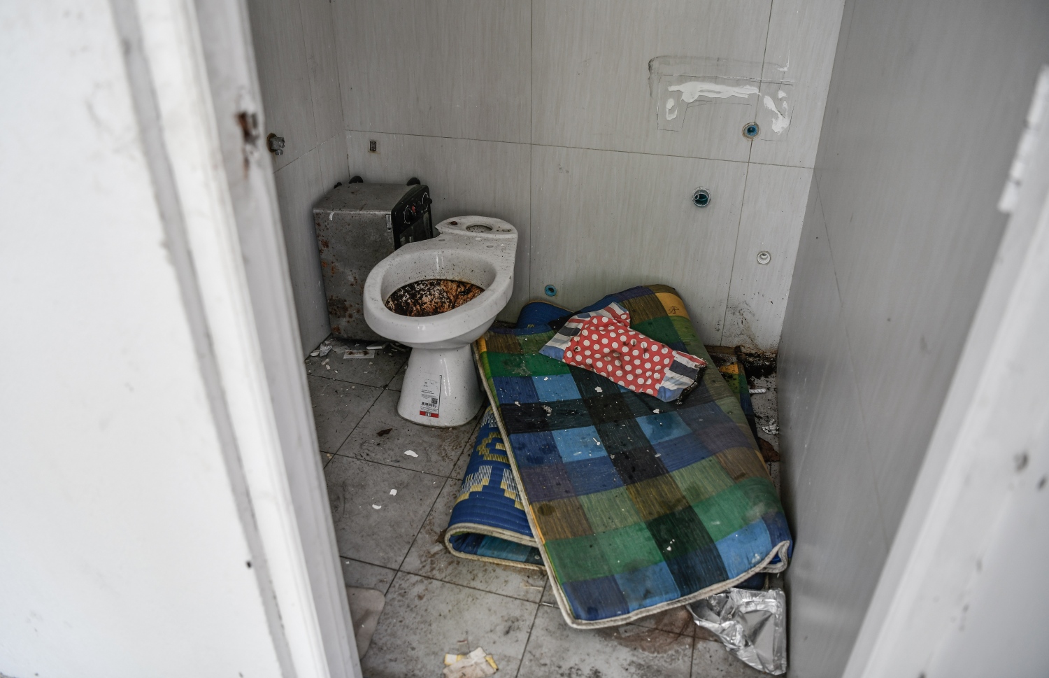 ކޮވިޑްގެ ދެވަނަ ރާޅާ ގުޅިގެން، މާލެ ހިޔާ ފްލެޓްތަކުގެ ފުރަގަހުގައި ހުޅުވި ފްލޫ ކްލިނިކް ހިންގި އިމާރާތުގެ ފާހާނާގެ ތެރެއަށް ބޮޑުކަމުގޮސް މުޅި ފާހާނާ ނަޖިސް ކޮށްލާފައި: މިހާރު މި ތަނުގެ "ވެރިންނަކީ" މަސްތުވާތަކެތި ބޭނުންކުރާ ކަމަށް ބެލެވޭ ބައެއް.---ފޮޓޯ: ނިޝާން އަލީ/ މިހާރު