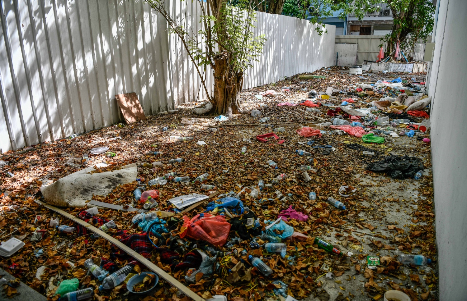 ކޮވިޑްގެ ދެވަނަ ރާޅާ ގުޅިގެން މާލޭ ހިޔާ ފުރަގަހުގައި ކުރިއަށް ގެންދިޔަ ފްލޫ ކްލިނިކްގެ ހިދުމަތް ހުއްޓާލުމާއެކު، އެތަން މަސްތުވުމަށް ބޭނުންކުރާ މީހުންގެ އައްޑާއަކަށް ބަދަލުވެފައި.--- ފޮޓޯ: ނިޝާން އަލީ/މިހާރު