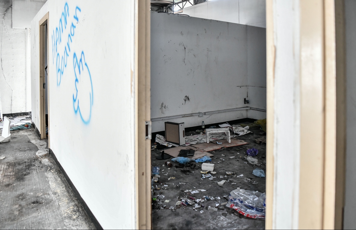 ޑްރަގް ބޭނުންކުރާ ކަމަށް ތުހުމަތު ކުރެވޭ މީހުން ނިދަން ބޭނުންކުރާ ކޮޓަރިއެއް: މި މީހުން ފާހާނާ ކުރަނީ ވެސް މާލޭ ހިޔާ ފްލެޓްތަކުގެ ފުރަގަހުގައި ހުންނަ މި ހުސް އިމާރާތުގެ ތެރެއަށް.--- ފޮޓޯ: ނިޝާން އަލީ/މިހާރު