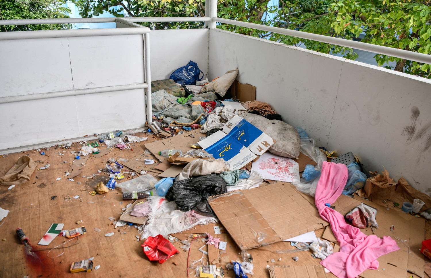 ކޮވިޑްގެ ދެވަނަ ރާޅާ ގުޅިގެން، މާލެ ހިޔާ ފްލެޓްތަކުގެ ފުރަގަހުގައި ހުޅުވި ފްލޫ ކްލިނިކް ހިންގި އިމާރާތް ޑްރަގް ބޭނުންކުރާ ކަމަށް ބެލެވޭ މީހުންގެ ހާއްޔަކަށް ވެފައި: ހުސްކުރި ރާފުޅިތައް ވެސް މި ތަނުން ފެންނަން ހުރި.---ފޮޓޯ: ނިޝާން އަލީ/ މިހާރު