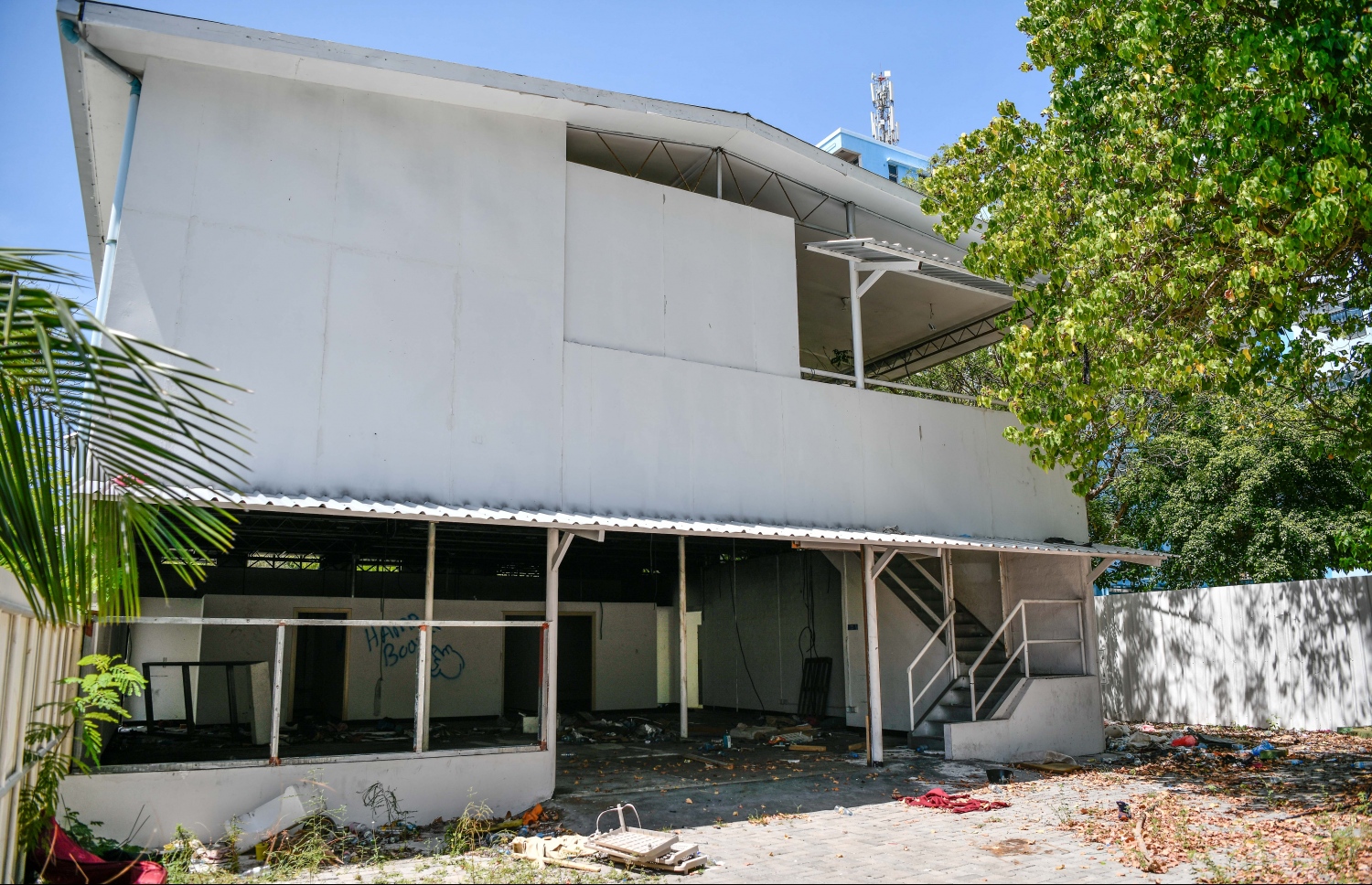 ކޮވިޑްގެ ދެވަނަ ރާޅާ ގުޅިގެން، މާލެ ހިޔާ ފްލެޓްތަކުގެ ފުރަގަހުގައި ހުޅުވި ފްލޫ ކްލިނިކް ހިންގި އިމާރާތް: މިހާރު މި ތަނުގެ "ވެރިންނަކީ" މަސްތުވާތަކެތި ބޭނުންކުރާ ކަމަށް ބެލެވޭ ބައެއް.---ފޮޓޯ: ނިޝާން އަލީ/ މިހާރު