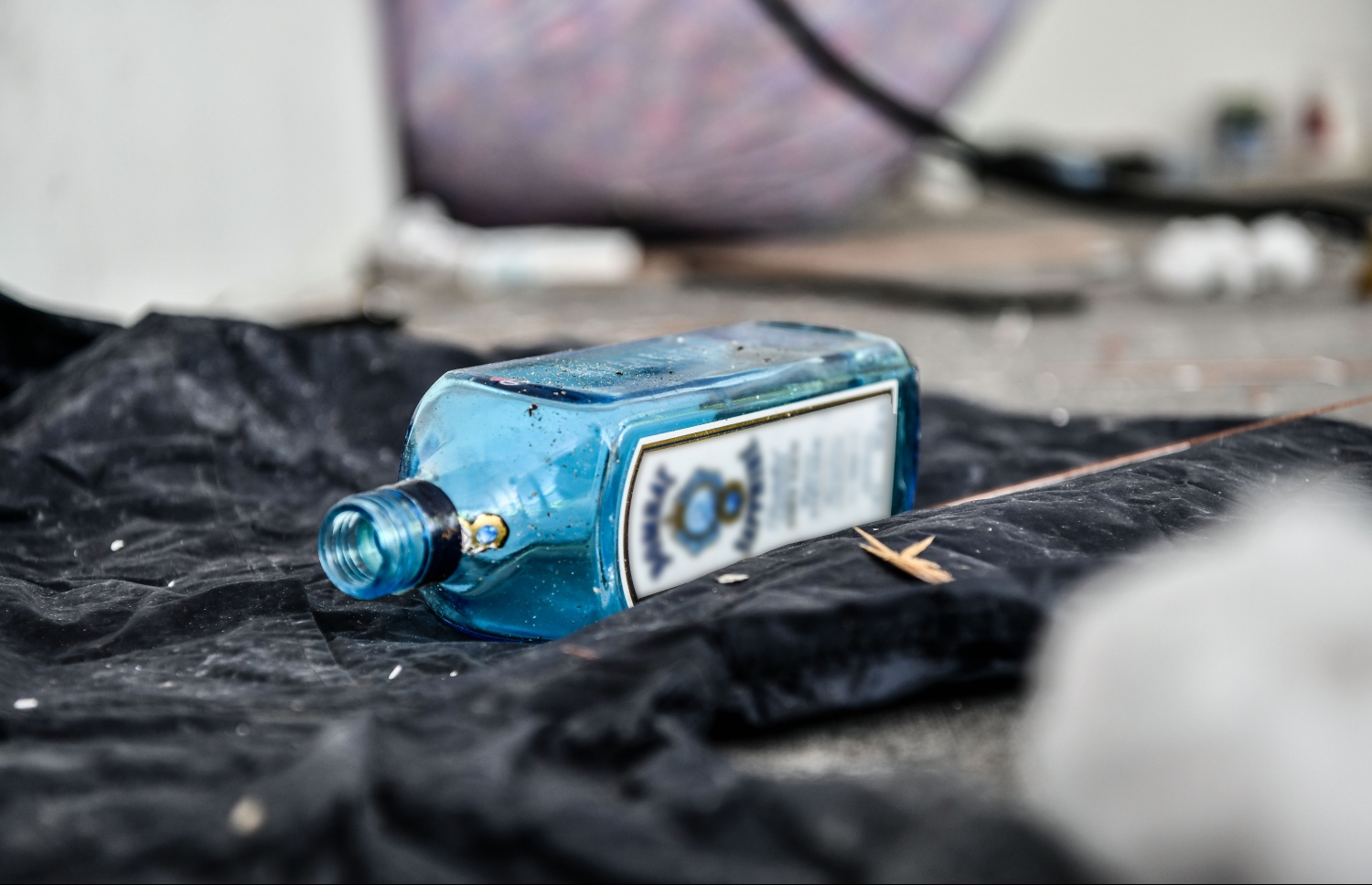 ކޮވިޑްގެ ދެވަނަ ރާޅާ ގުޅިގެން، މާލެ ހިޔާ ފްލެޓްތަކުގެ ފުރަގަހުގައި ހުޅުވި ފްލޫ ކްލިނިކް ހިންގި އިމާރާތުގެ ތެރެއަށް އެއްލާލާފައި އޮތް ރާފުޅިއެއް: މިހާރު މި ތަނުގެ "ވެރިންނަކީ" މަސްތުވާތަކެތި ބޭނުންކުރާ ކަމަށް ބެލެވޭ ބައެއް.---ފޮޓޯ: ނިޝާން އަލީ/ މިހާރު