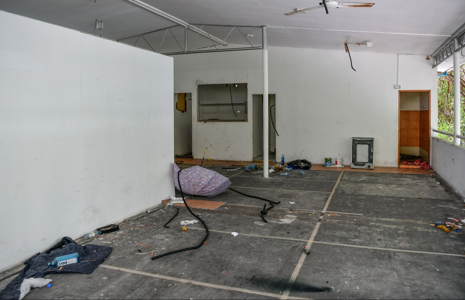 ކޮވިޑްގެ ދެވަނަ ރާޅާ ގުޅިގެން މާލޭ ހިޔާ ފުރަގަހުގައި ކުރިއަށް ގެންދިޔަ ފްލޫ ކްލިނިކްގެ ހިދުމަތް ހުއްޓާލުމާއެކު، އެތަން މަސްތުވުމަށް ބޭނުންކުރާ މީހުންގެ އައްޑާއަކަށް ބަދަލުވެފައި.--- ފޮޓޯ: ނިޝާން އަލީ/މިހާރު